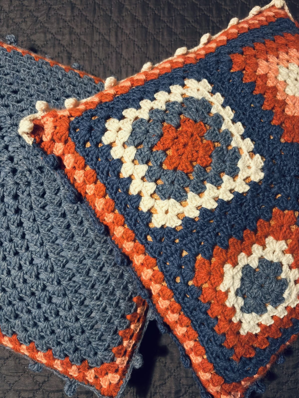 Coppia di cuscini granny square in blu, ruggine e panna