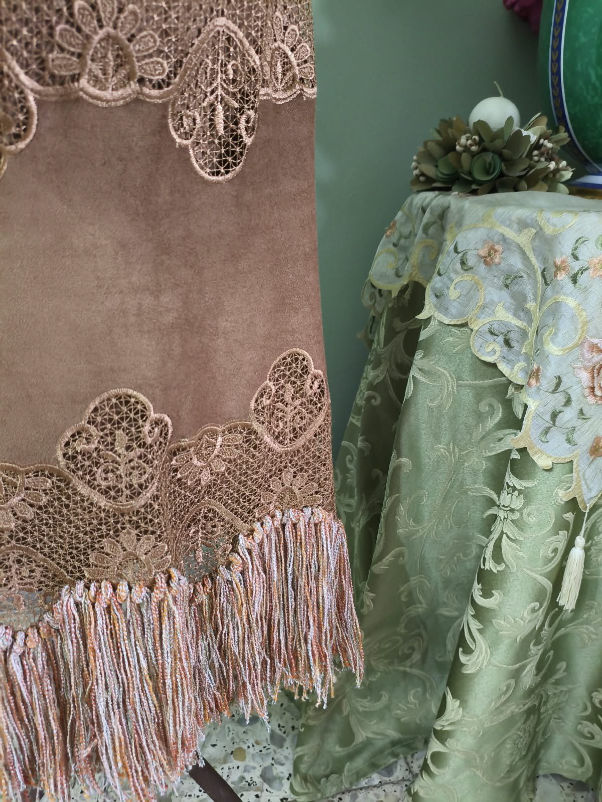 Scialle ricamato con frange, drappeggiato