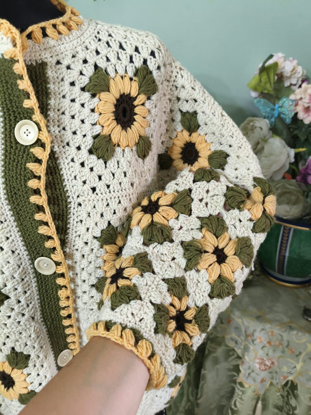 Cardigan uncinetto a girasoli, manica e polsino