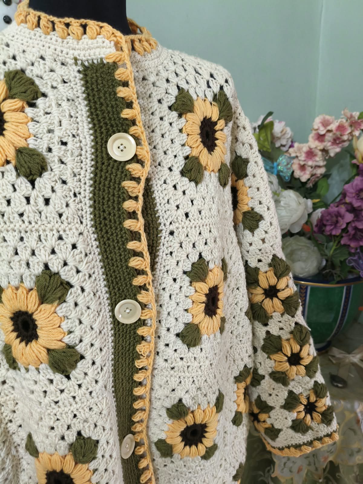 Cardigan uncinetto a girasoli, dettaglio dei quadrati