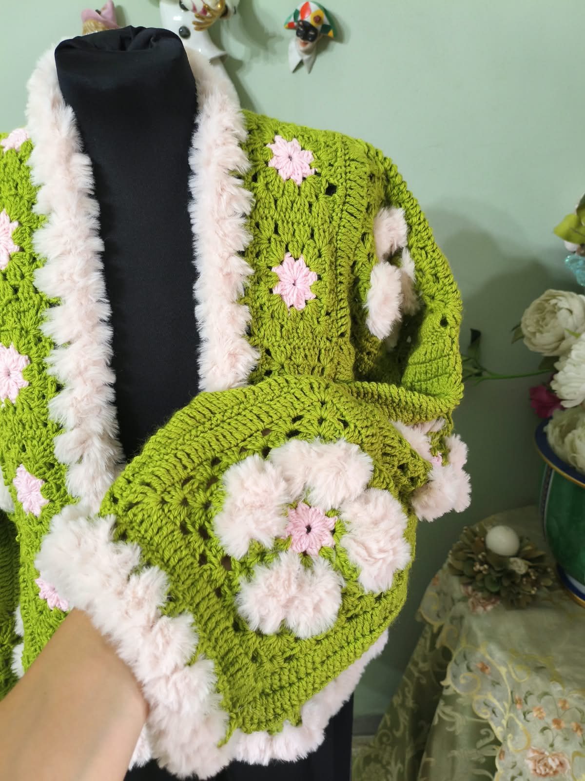 Cardigan uncinetto a fiori, panna e verde