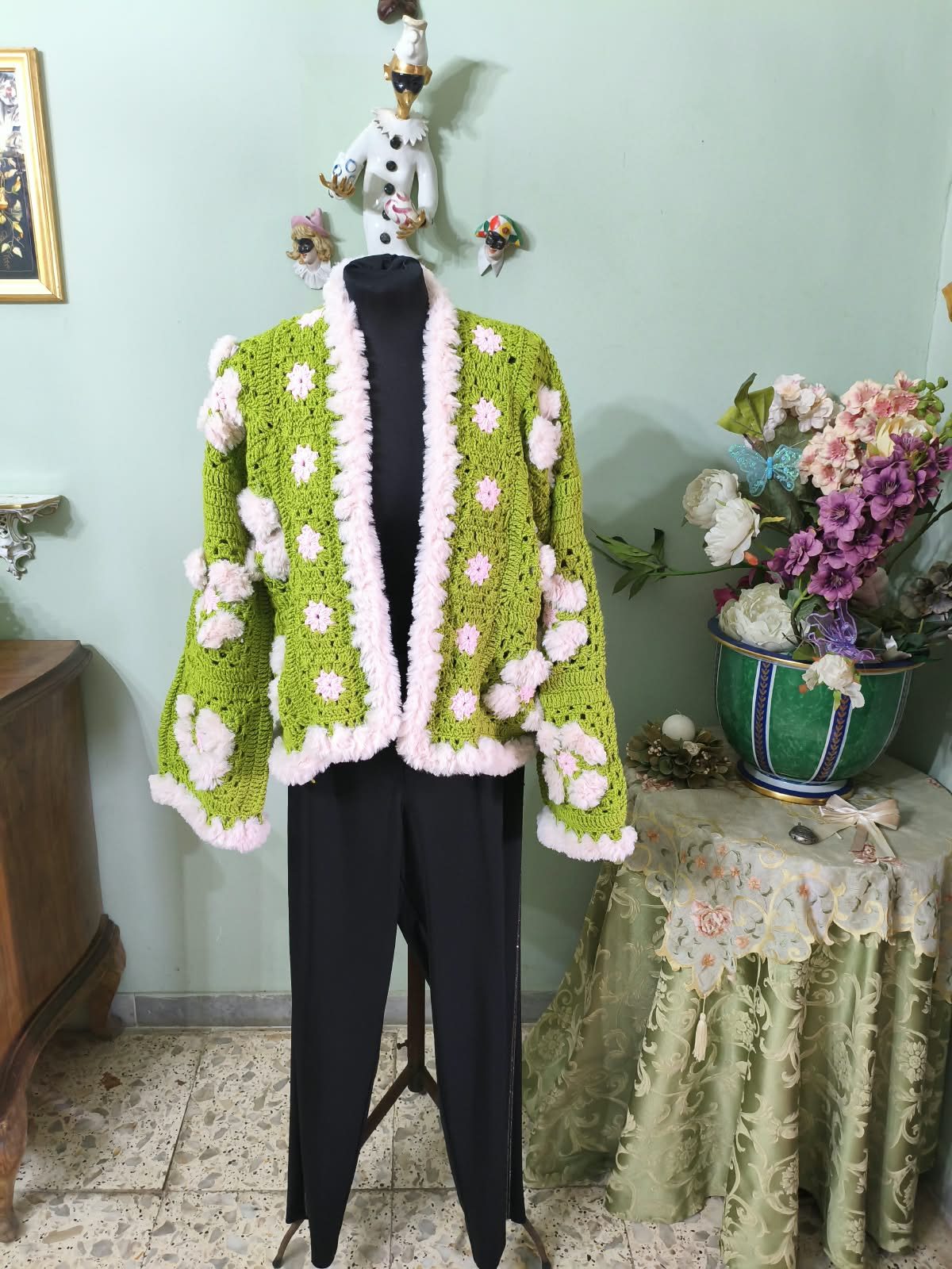 Cardigan verde con bordo a pon-pon panna