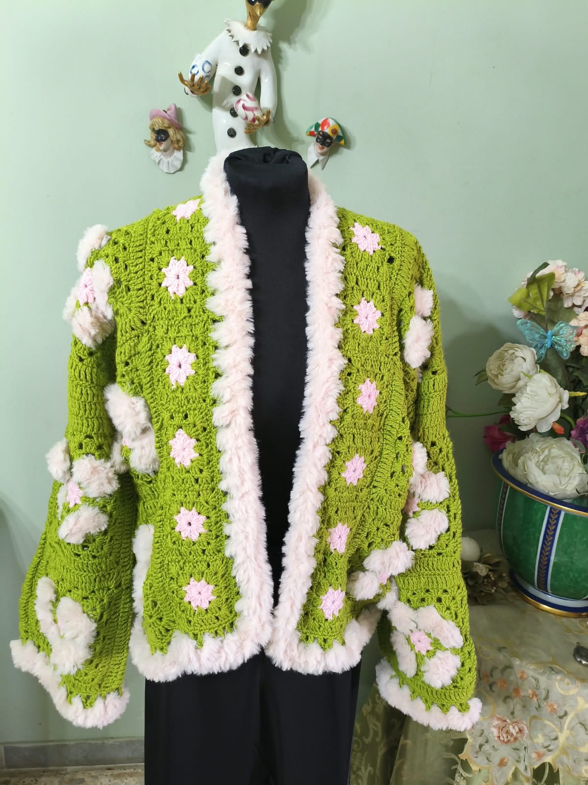 Cardigan verde con bordo a pon-pon, vista frontale