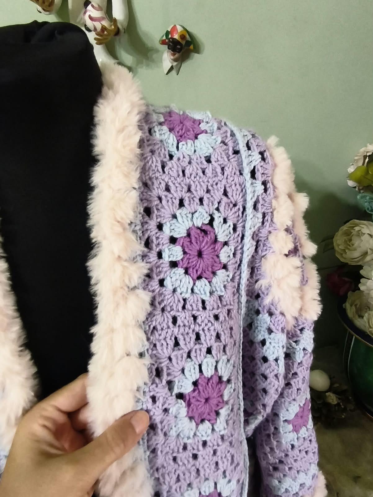 Granny square lilla con bordo effetto pelliccia