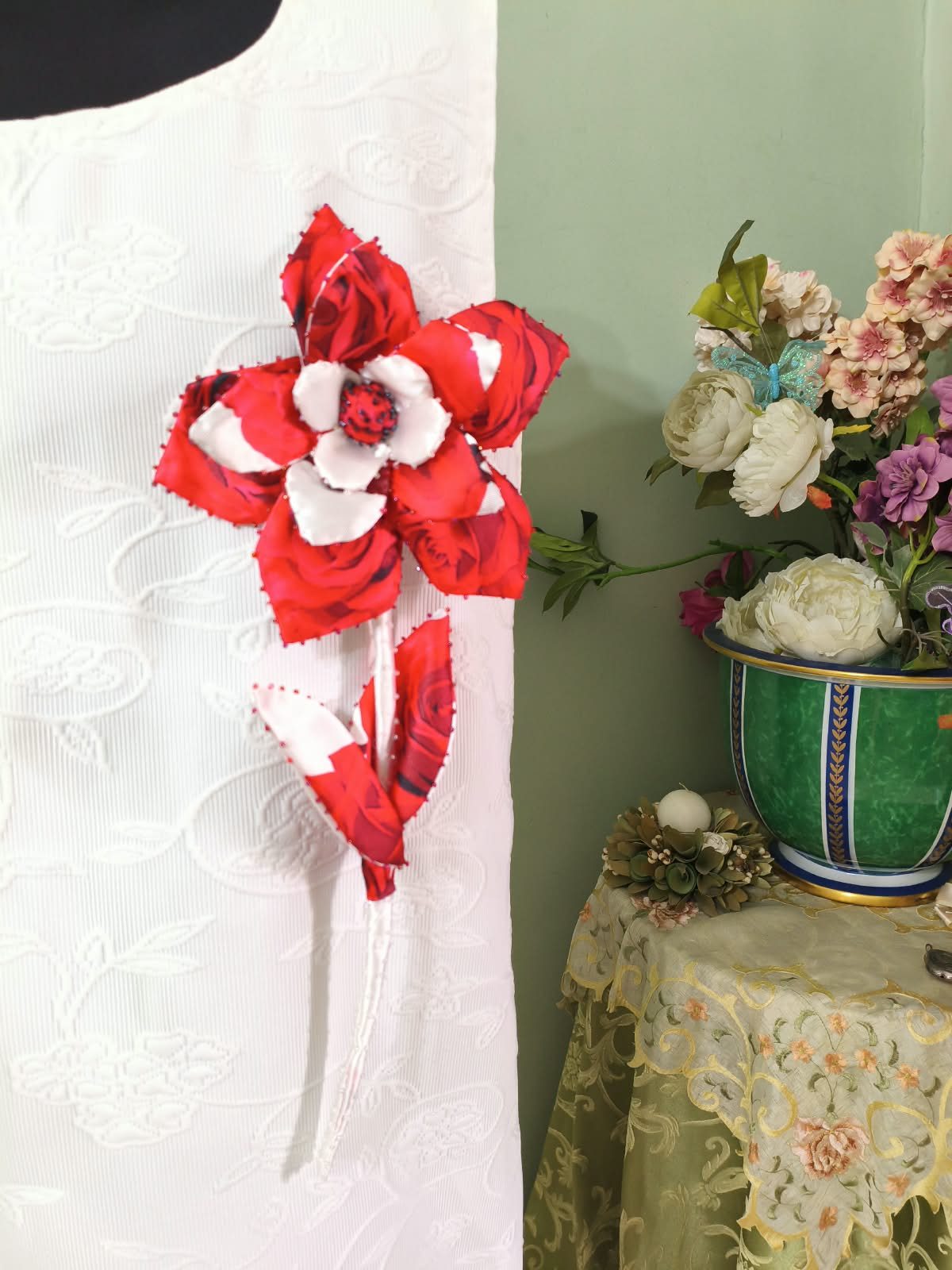 Fiore in stoffa e pizzo, applicazione
