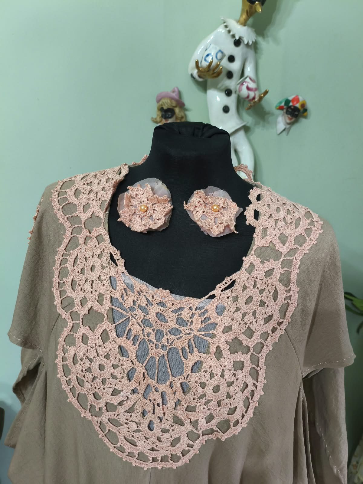 Top con scollo impreziosito a uncinetto