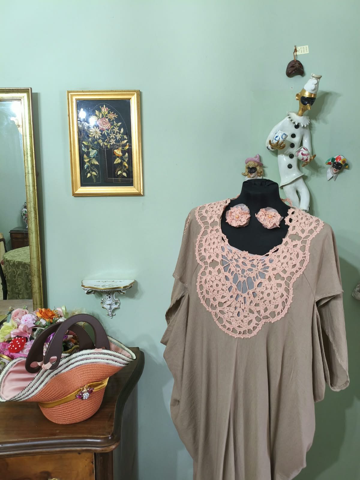 Camicia con colletto a uncinetto e spilla