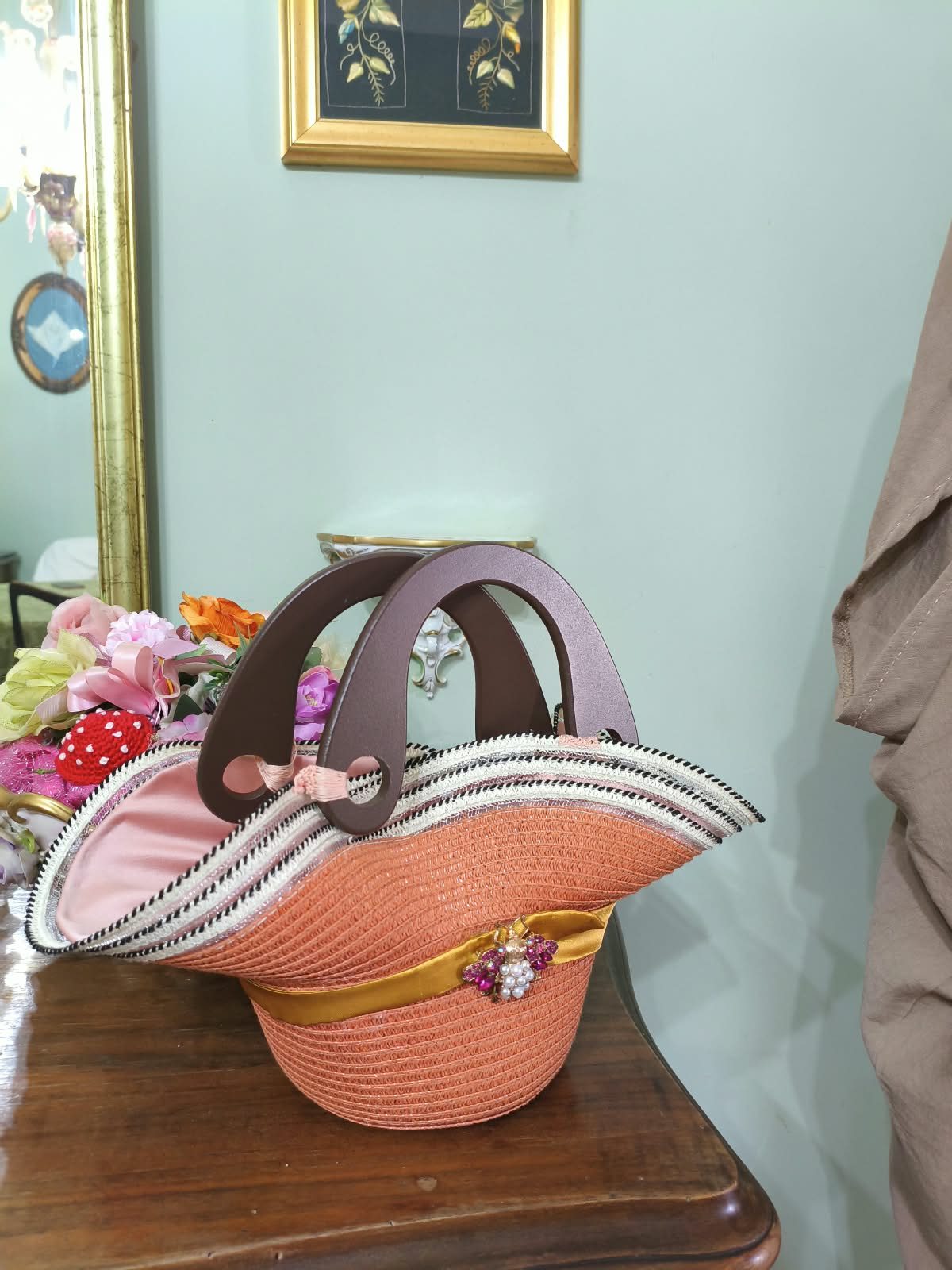 Borsa in paglia intrecciata con manici in legno