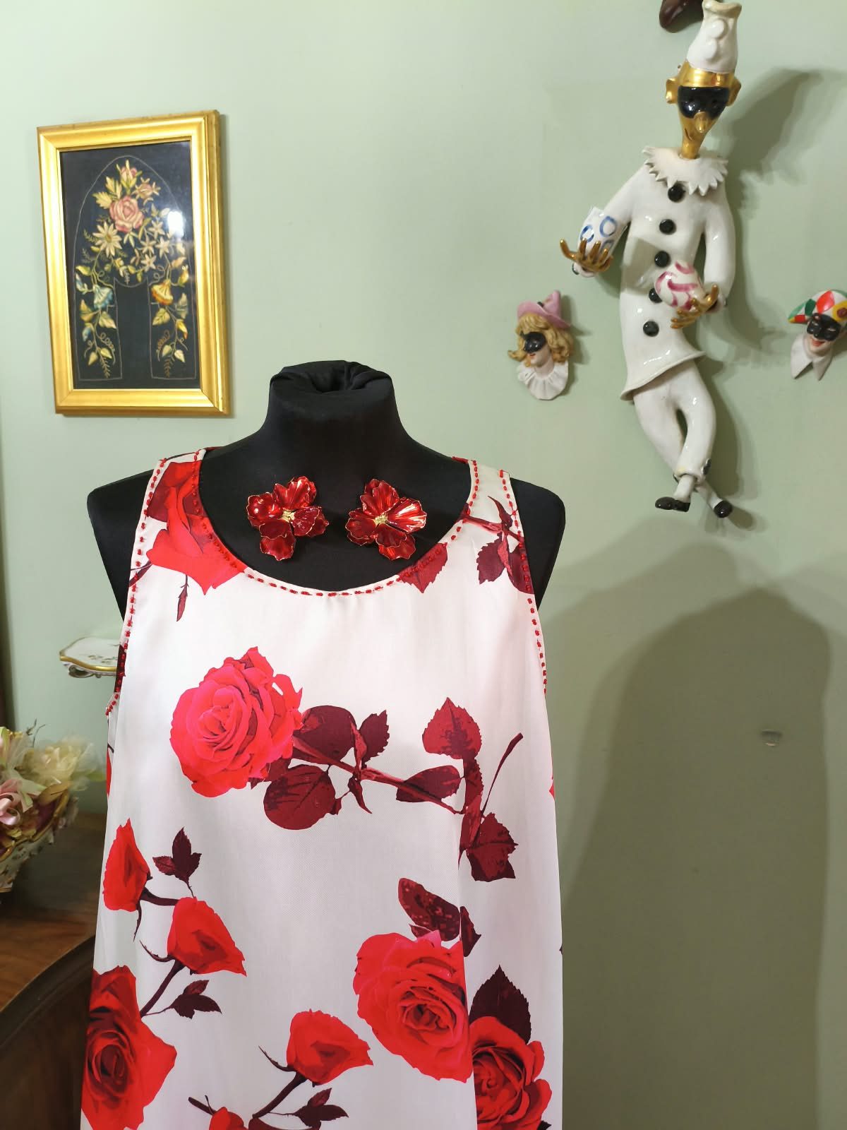 Top a fiori rossi, scollo con spille a fiore