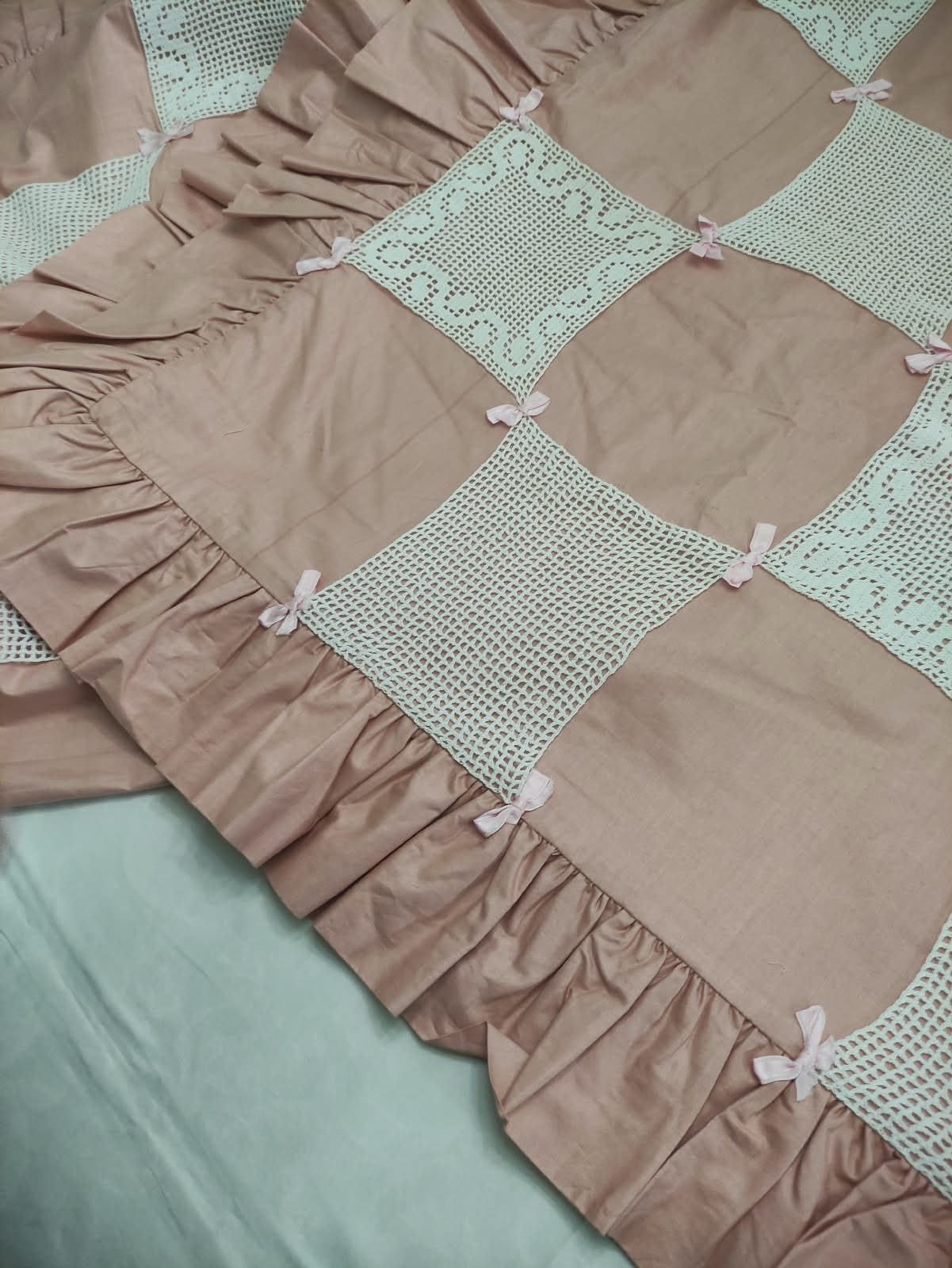Copriletto patchwork con quadrati a uncinetto e fiocchi