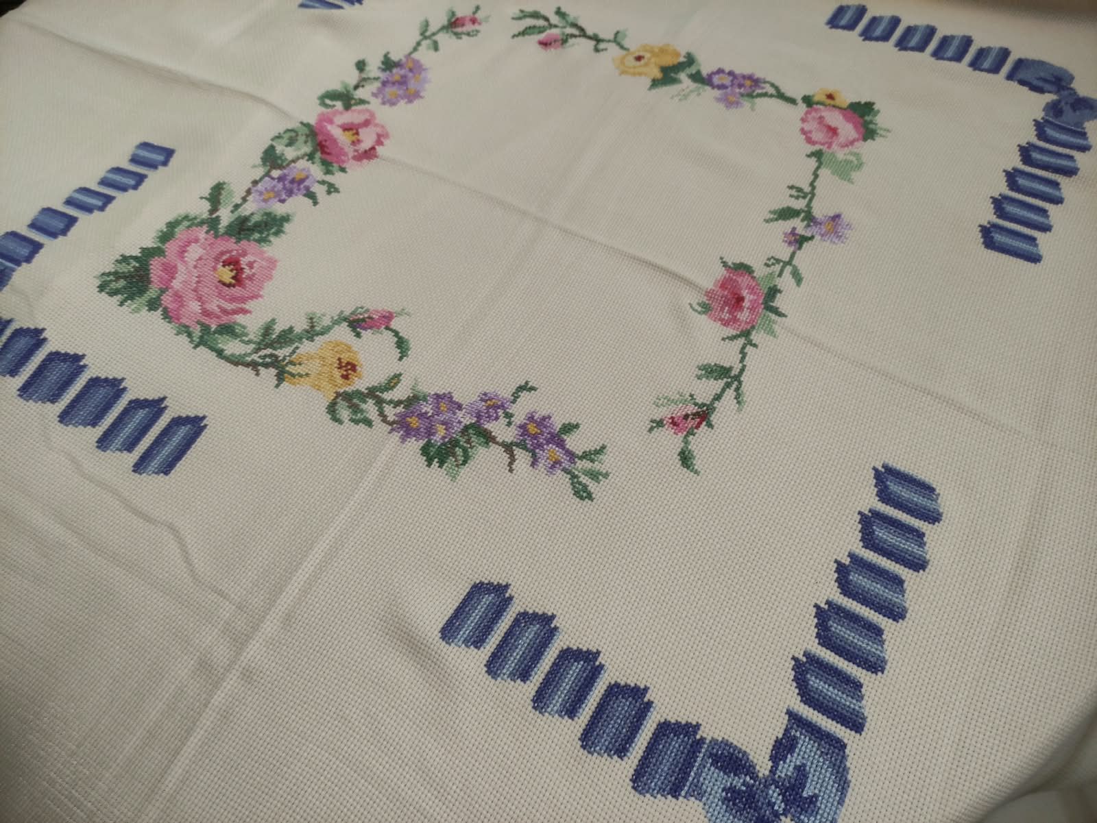 Tovaglia ricamata a punto croce con fiori