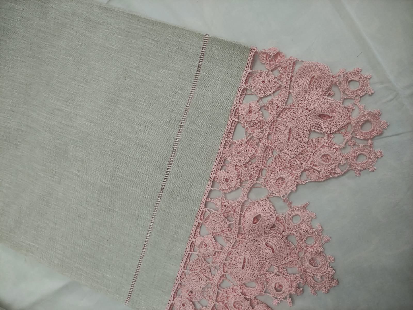 Runner in lino con angolo a uncinetto rosa