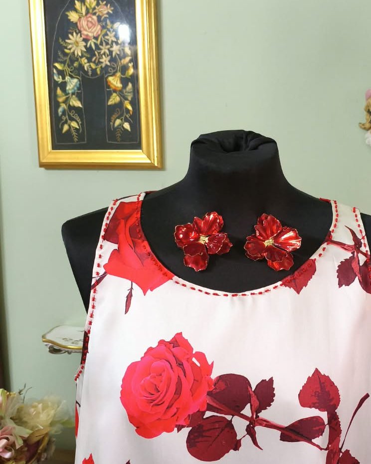 Top senza maniche con stampa a rose rosse e bordo perlinato sullo scollo