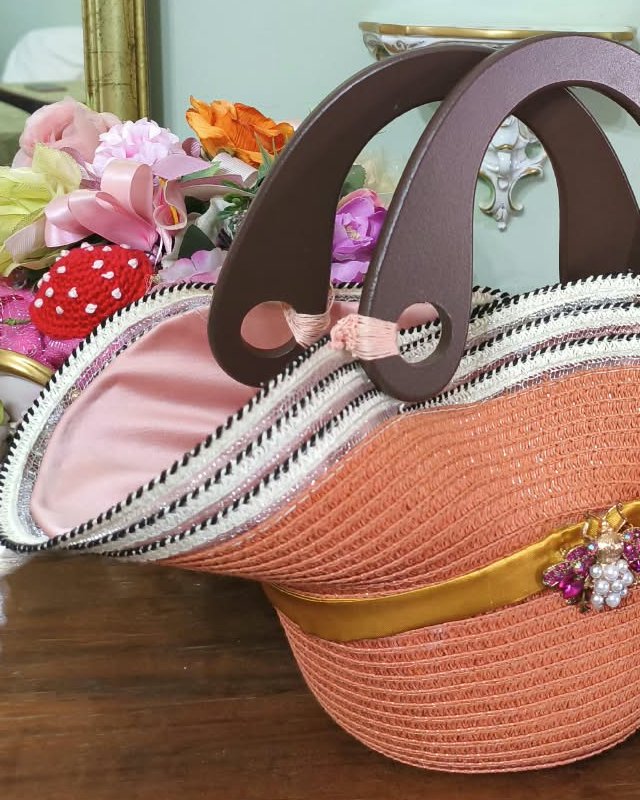 Borsa in paglia intrecciata color terracotta con manici in legno