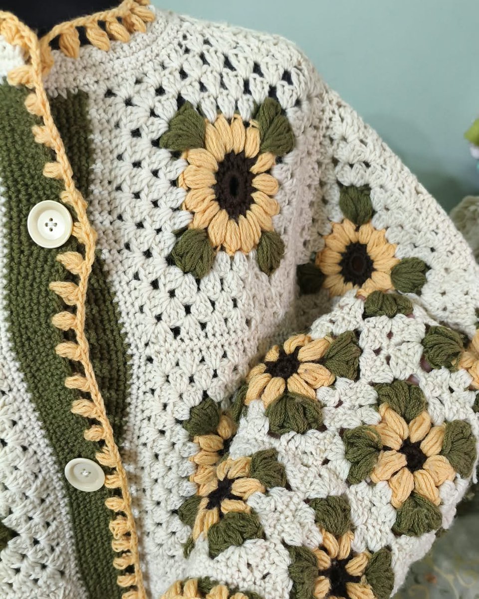 Cardigan all'uncinetto a girasoli, dettaglio di manica e bottoni