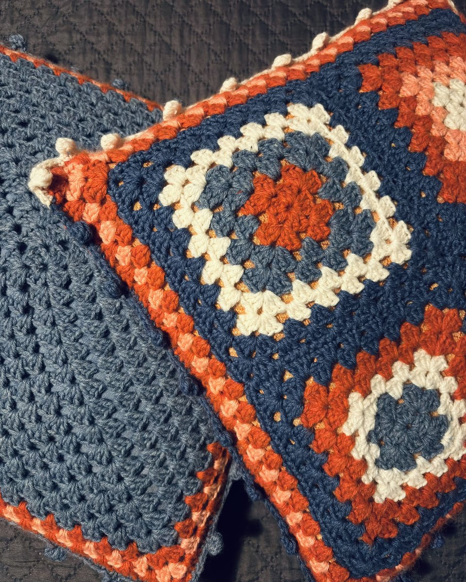 Cuscino con fronte a granny square in blu, ruggine e panna