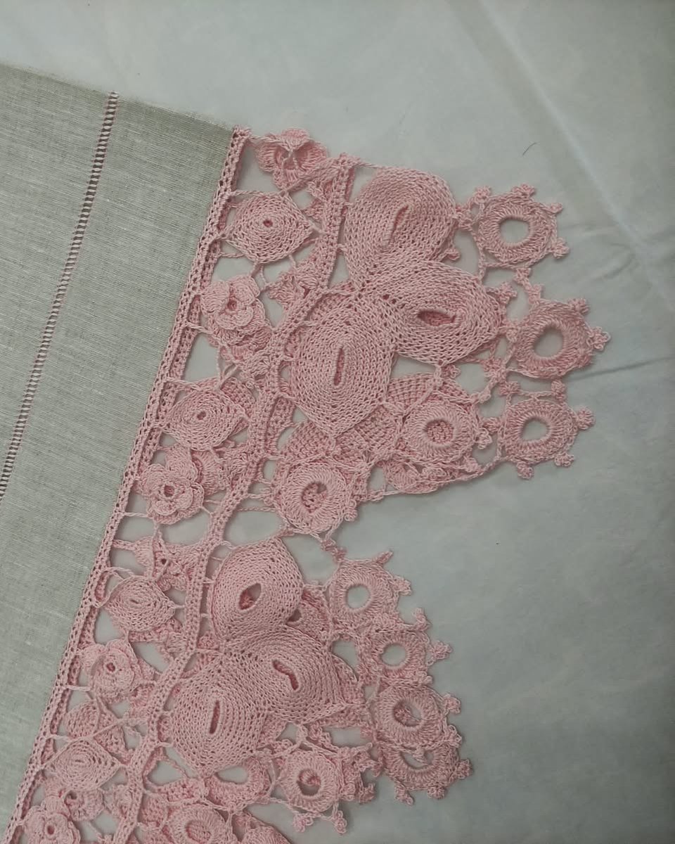 Runner in lino con bordo a uncinetto rosa
